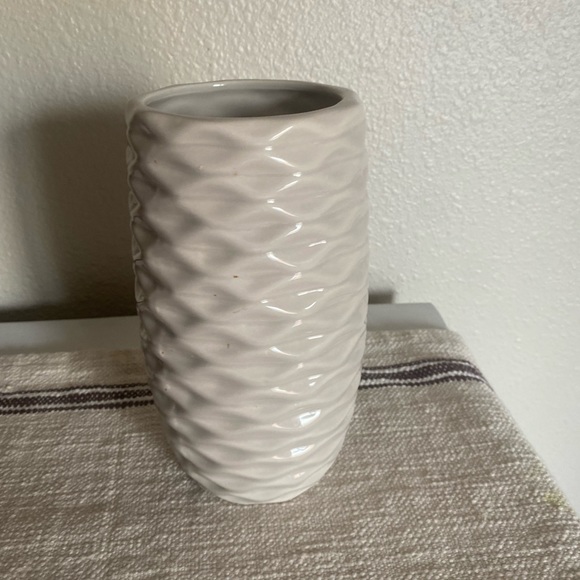 Cream ceramic large mouth vase - Picture 3 of 3